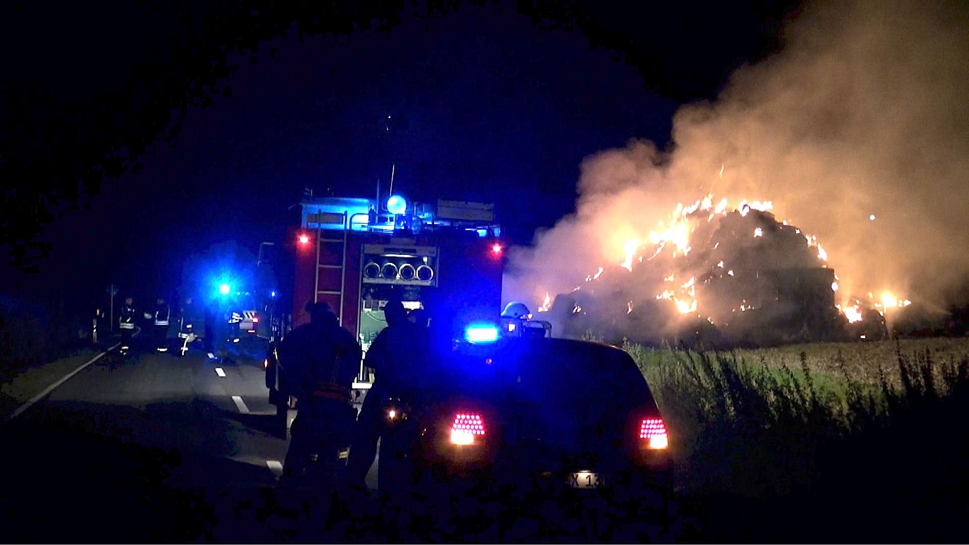 Die Feuerwehr sicherte die etwa 100 brennenden Strohballen zwischen Wefensleben und Ummendorf.