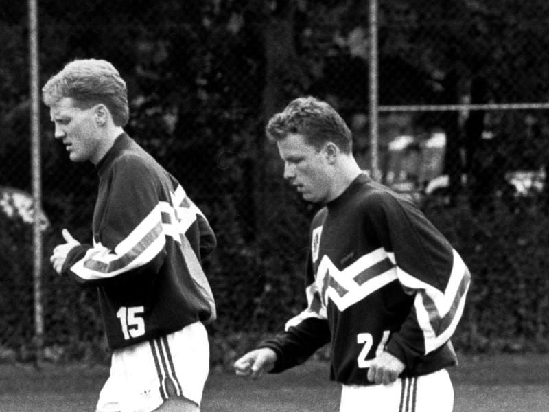 Der frühere DDR-Fußballnationalspieler Matthias Sammer (l) im Lauftraining mit Frank Seifert beim VfB Stuttgart. Foto: Harry Melchert/dpa