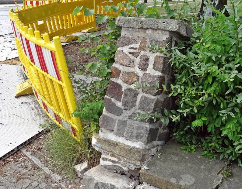 Der Pfeiler wurde wohl umgefahren.