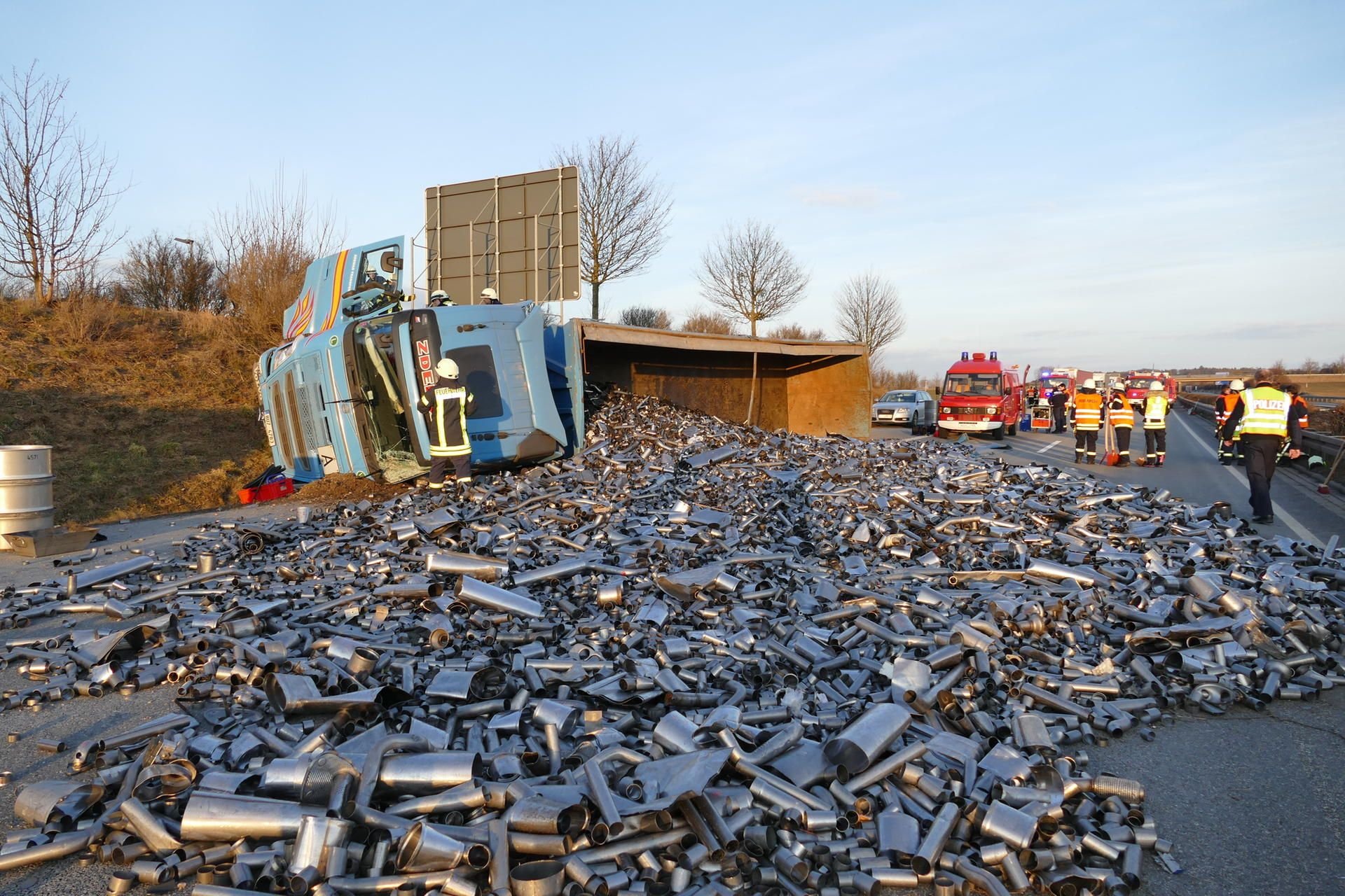 Breitenworbis: Nach einem Lkw-Unfall auf der Autobahn 38 liegen Schrottteile auf der gesamten Breite der Fahrbahn.