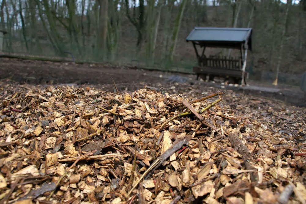 Holzhäcksel in den Gehegen