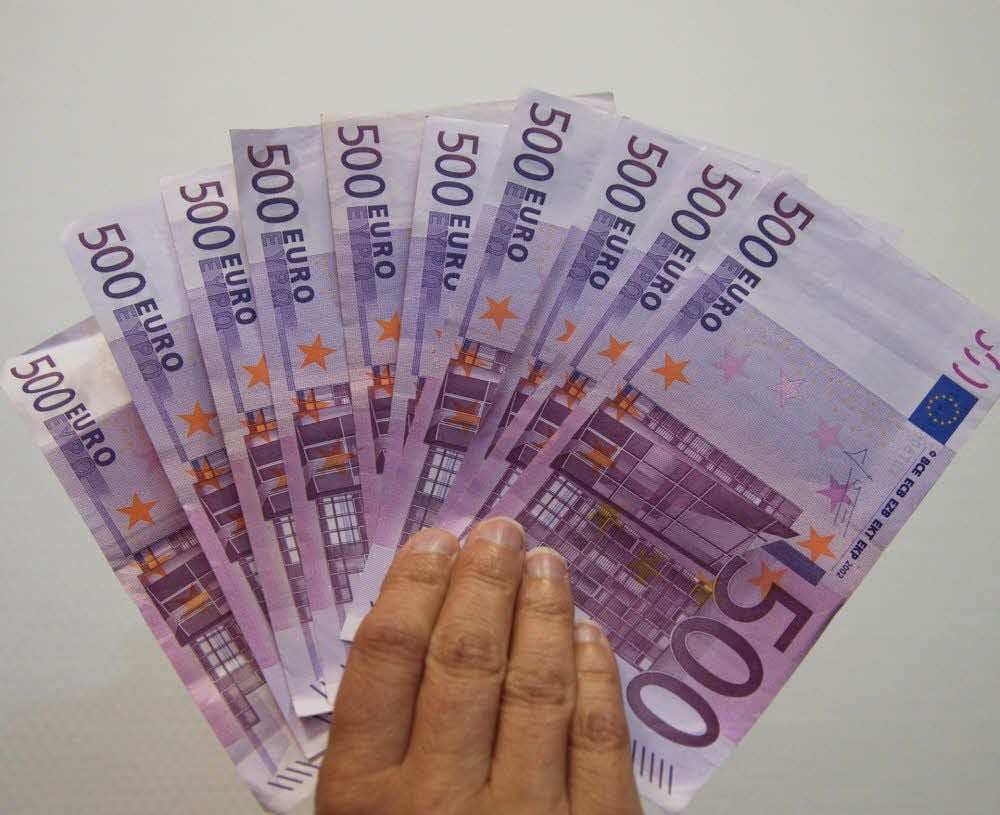 Lotto spielen, arbeiten oder sparen - man kann auf verschiedenen Wegen zu Geld kommen.