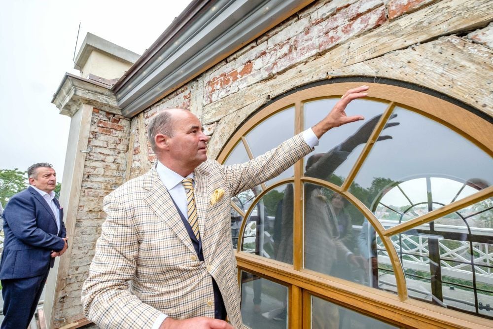 Sven Kielgas zeigt auf dem Belvedere unerwartete Funde.