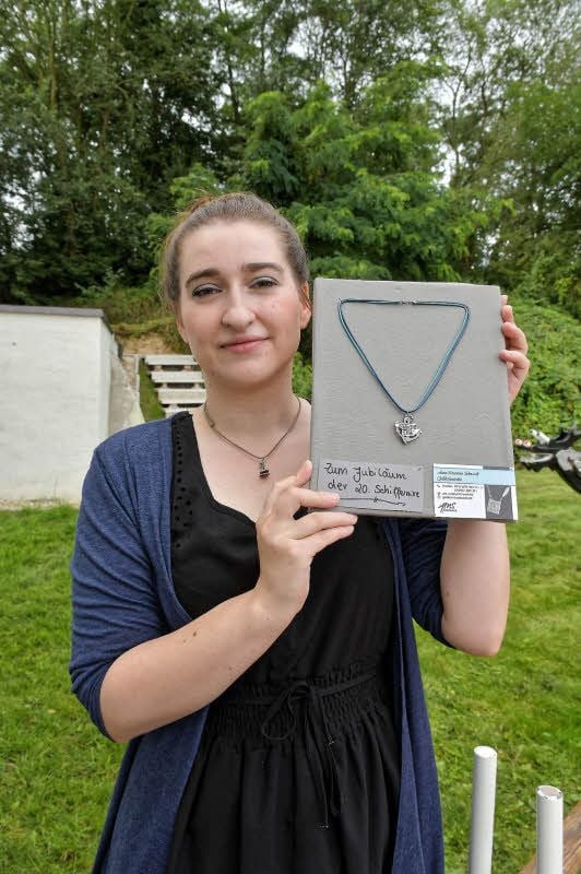 Anna-Martina Schmädt zeigt die Kette für die Schiffernixe.