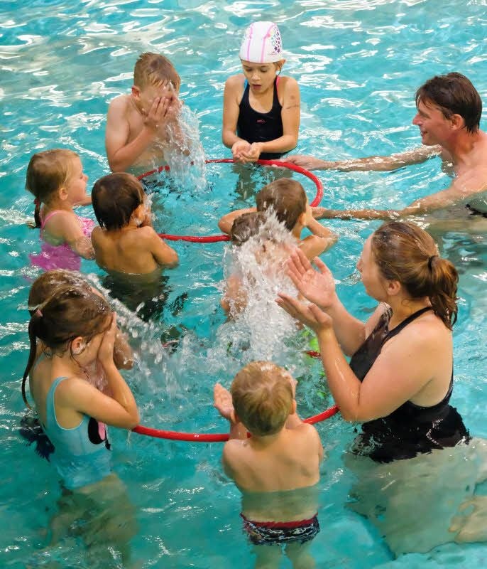 Die Angst vor dem Wasser verlieren - das ist das Wichtigste beim Schwimmenlernen. Deswegen wird sich auch mit Wasser begossen.