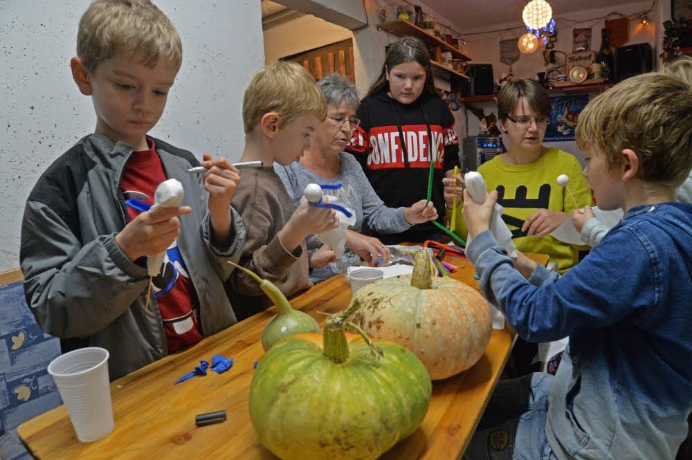 Monika Schulz bastelt im Partykeller mit den Kindern der Hausgemeinschaft die Dekoration für Halloween.