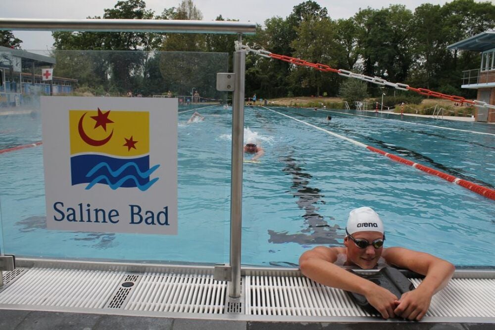 Die Zahl der Schwimmer im Becken ist begrenzt, die Badeaufsicht hat sie im Blick.