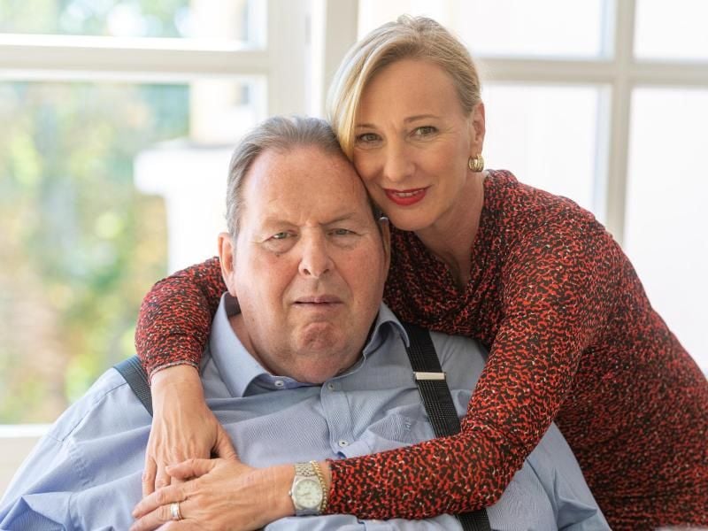 Ottfried Fischer und seine Lebensgefährtin Simone Brandlmeier 2019 in Passau. Foto: Armin Weigel/dpa