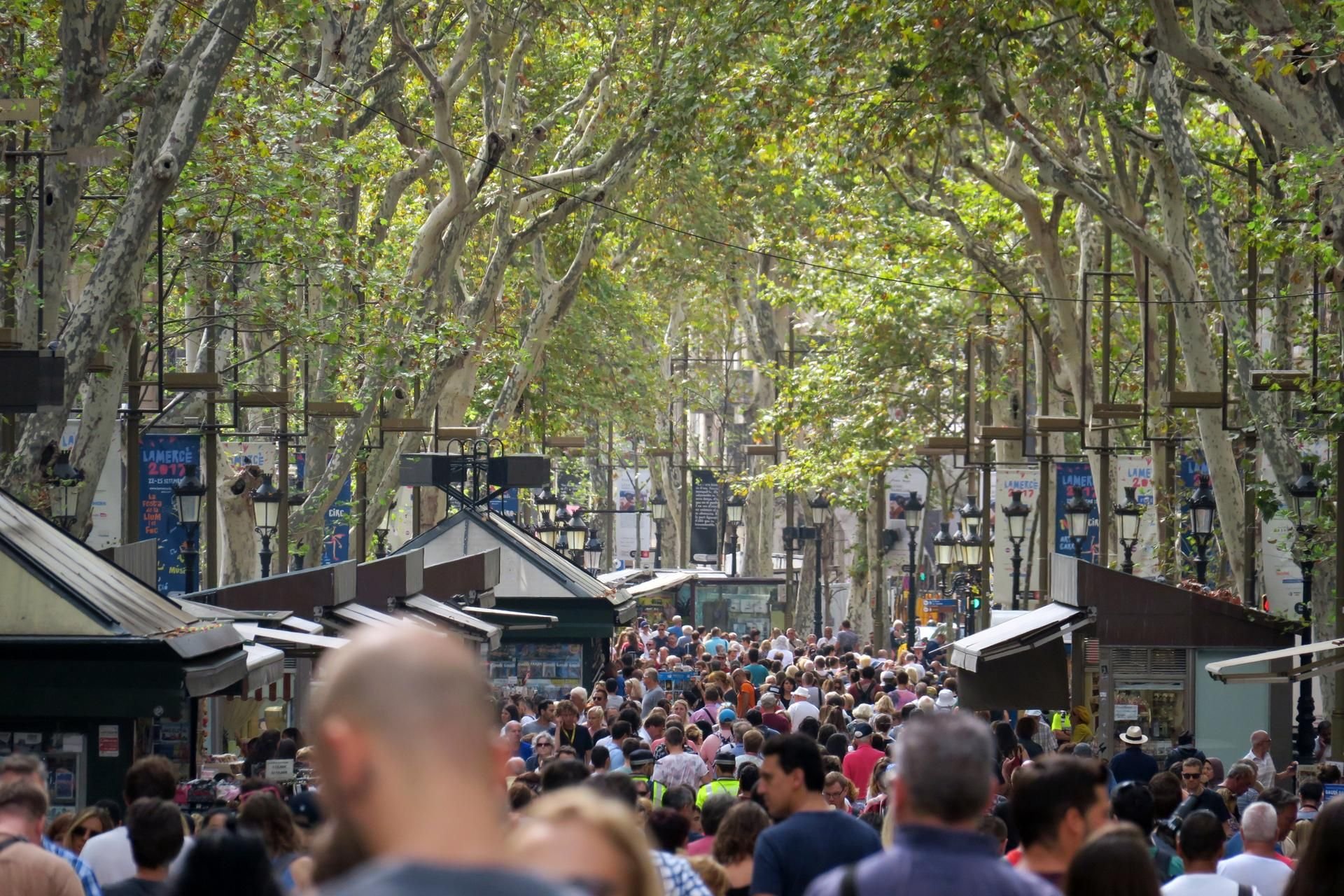 Volle Straßen wie hier in Barcelona gehören für Städteurlauber längst zum Alltag. Doch überfüllte Straßen bedeuten nicht die meisten Urlauber im Verhältnis zu den Einwohnern.