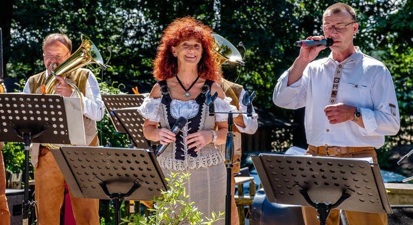Die Elbetaler Musikanten heizten den Gäste musikalisch ein.