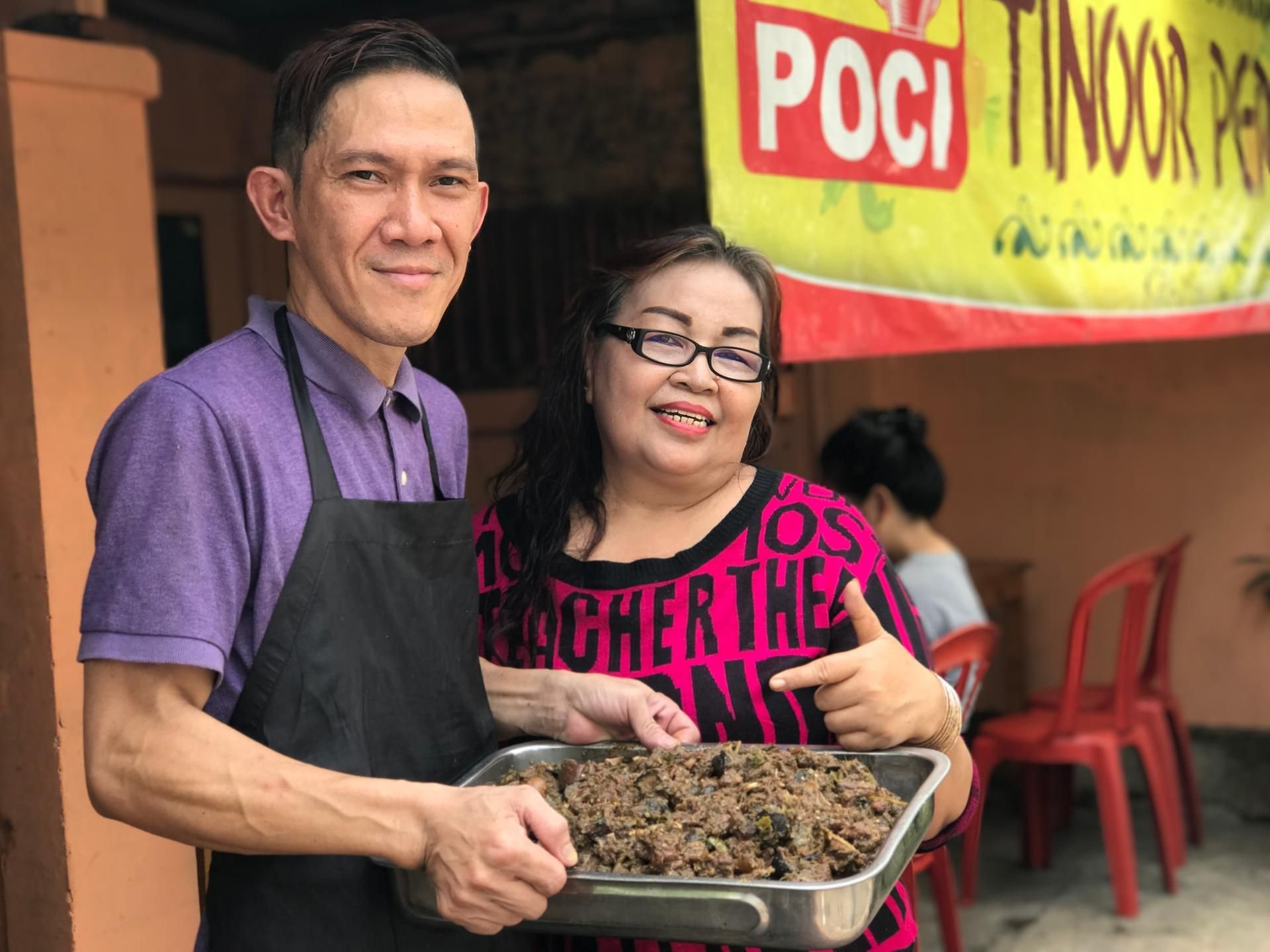 Koch Michael Kenzo und Restaurant-Inhaberin Jennie Porung stehen in Jakarta (Indonesien) vor dem Restaurant „Tinoor Permai“, in dem Hundefleisch serviert wird.