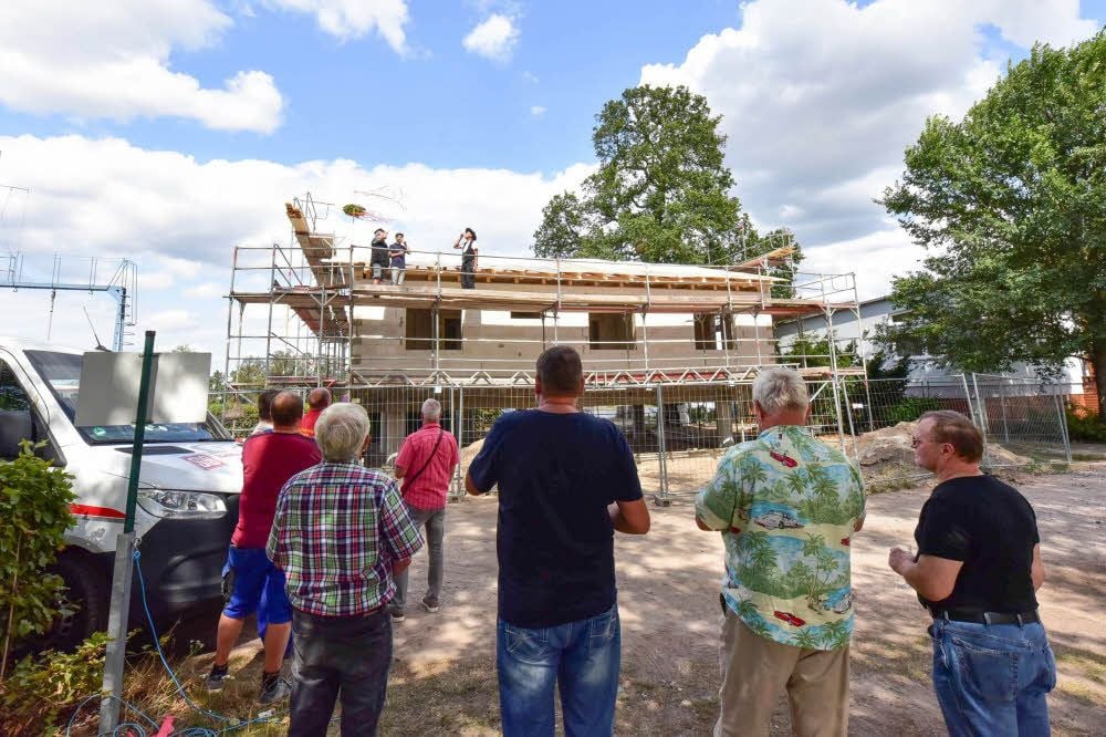 Richtfest im Leopoldshafen beim Seesportverein mit Mitgliedern, Mitarbeitern der Baufirmen und Gästen.