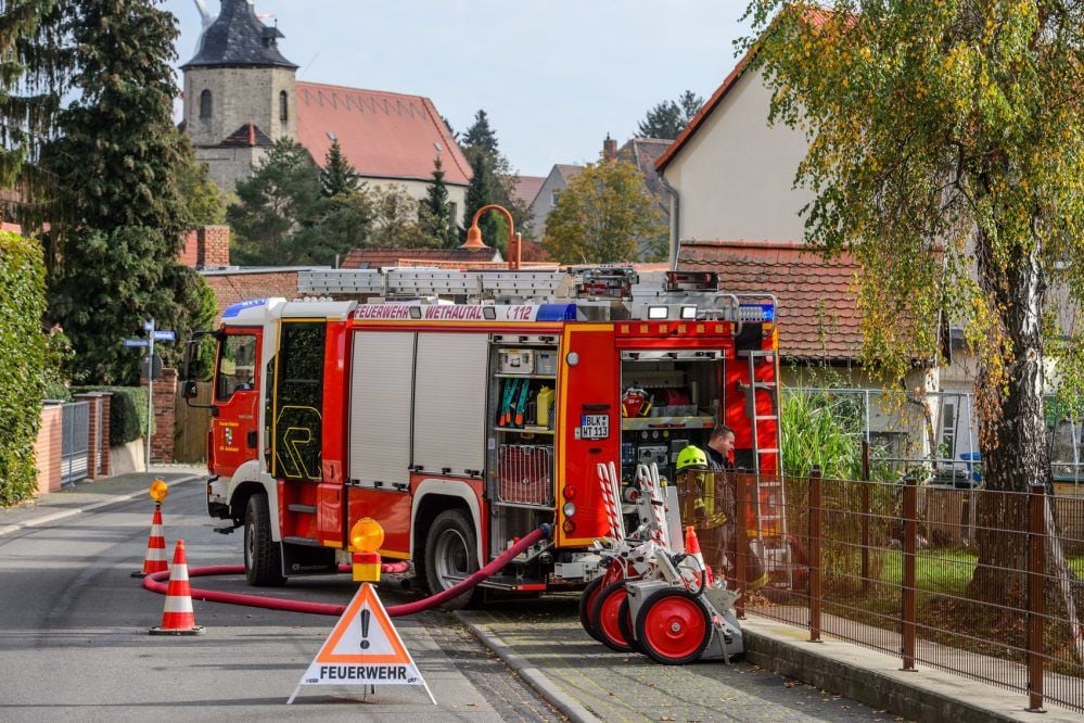Aus dem Schulteich wird mit einem Feuerwehrwagen Wasser zum Löschen des Brandes auf das Stößener Gelände der Osterland Agrar GmbH gepumpt.