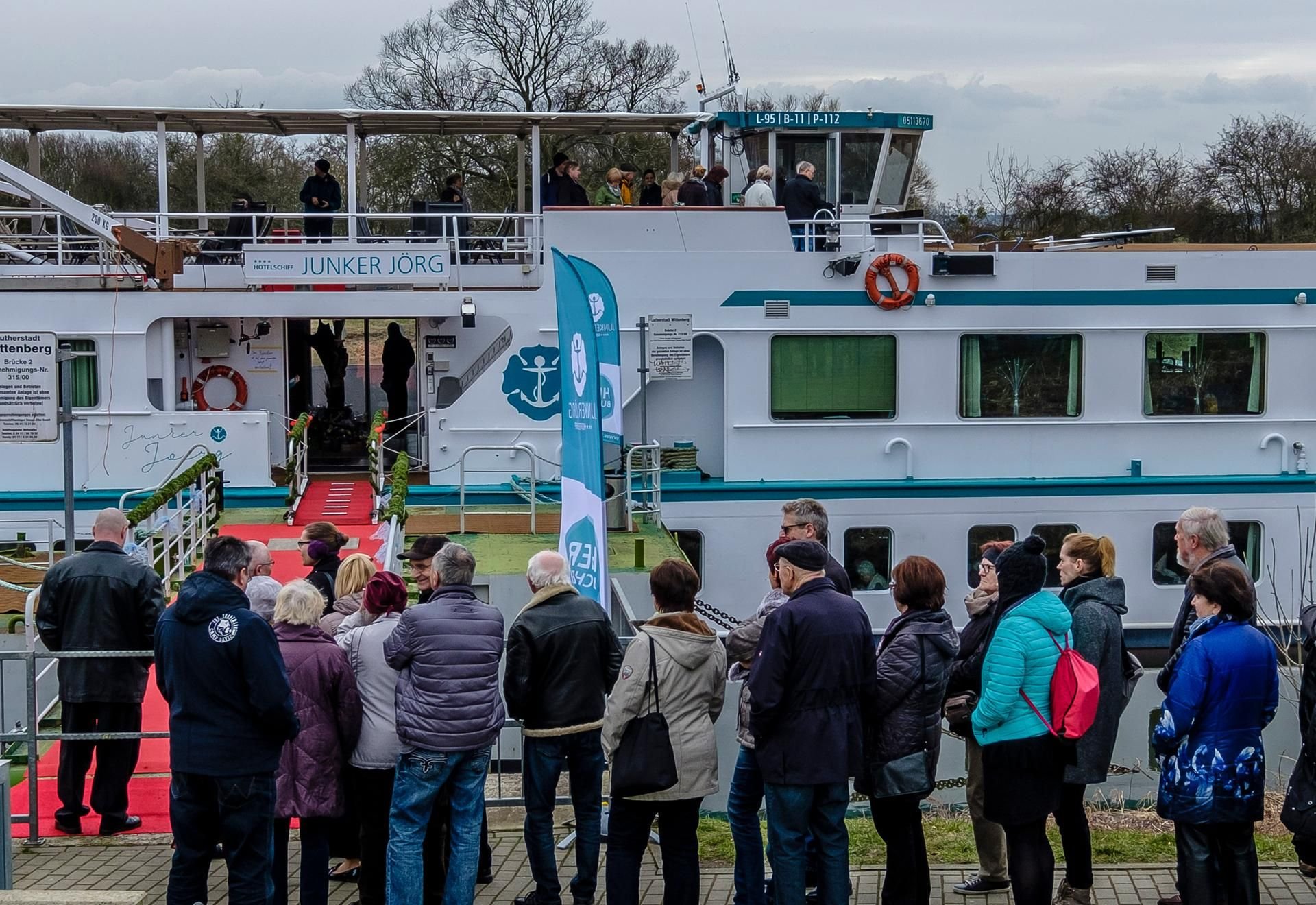 Groß war der Andrang beim Wochenende der offenen Tür auf dem neuen Hotelschiff „Junker Jörg“. Um den Liegeplatz gibt es aber einen Konflikt. Das Wasser- und Schifffahrtsamt hält Anleger und Standort für ungeeignet.