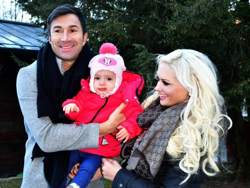 TV-Star Daniela Katzenberger, ihr Mann Lucas Cordalis und ihre Tochter Sophia vor der Kapelle auf Schloss Prielau in Zell am See. Foto: Ursula Düren