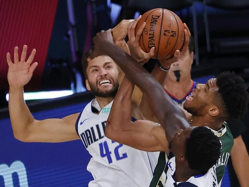Maxi Kleber (l) von den Dallas Mavericks in Aktion gegen Giannis Antetokounmpo (M) von den Milwaukee Bucks. Foto: Kevin C. Cox/Pool Getty Images/AP/dpa