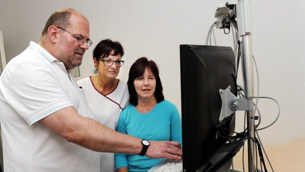 Der Arzt Peter Josseck und die Schwestern Antje Kindeleit und Britt Drese (v.li.) sind für die Patienten im Medizinischen Versorgungszentrum da.