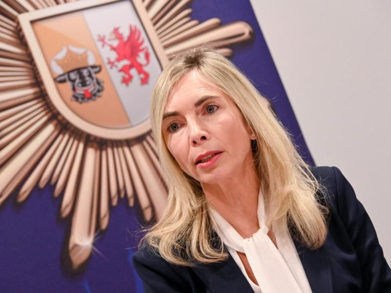 Claudia Lange, Oberstaatsanwältin, spricht während eines Pressegesprächs in der Polizeiinspektion. Foto: Axel Heimken/Archiv