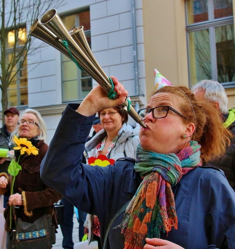 Beate Schneider ersetzte mit ihrer Schalmei die Haustürklingel.