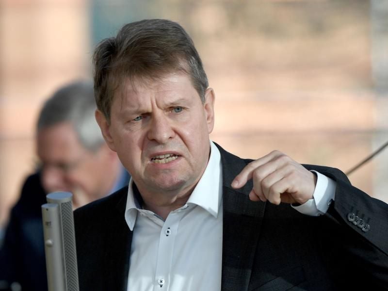 Der SPD-Politiker Ralf Stegner hat massive Vorwürfe gegen Facebook erhoben. Foto: Carsten Rehder/dpa