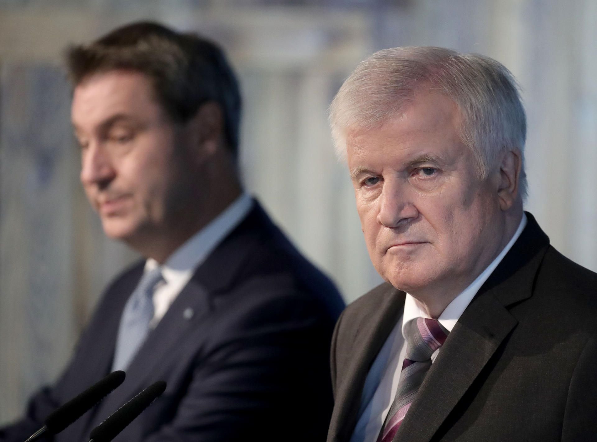 Ministerpräsident Markus Söder (l-r), der Parteivorsitzende und Bundesinnenminister Horst Seehofer stehen nebeneinander.