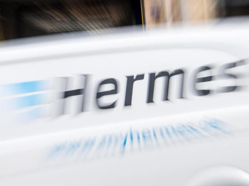 "Hermes" steht auf einem Lieferwagen. Foto: Sebastian Gollnow/Archiv