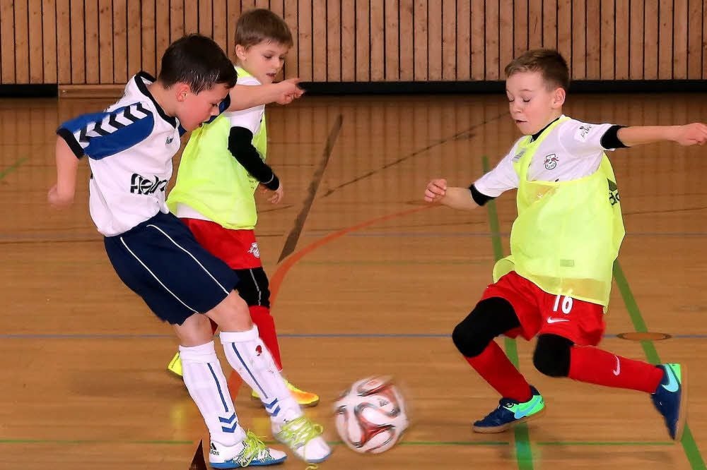 In den Duellen der F-Junioren-Teams vom VfB Sangerhausen (blau) und RB Leipzig unterlagen die Gastgeber zweimal.