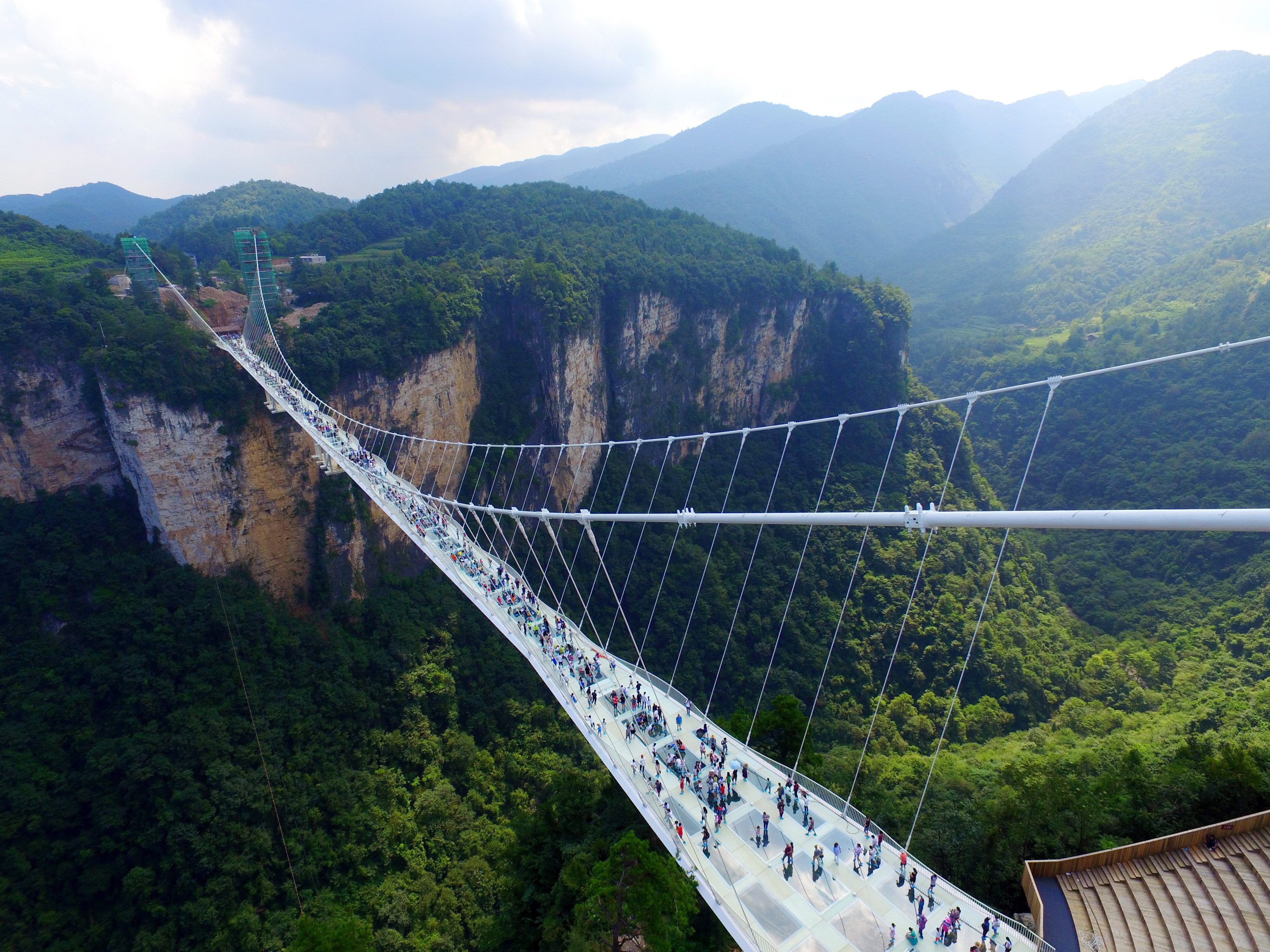 Die Brücke führt in bis zu 300 Metern Höhe über einen Canyon.