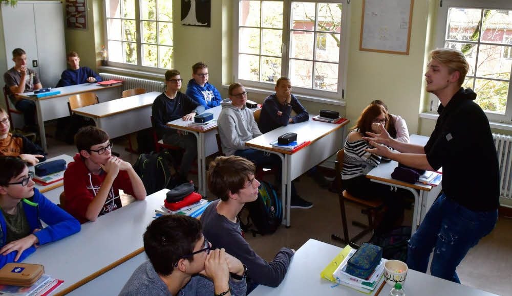 Lukas Lindig gibt den Schülern der 10d des Weißenfelser Goethegymnasiums Einblicke in die Welt des Poetry-Slams.