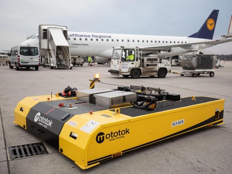 Ein neuartiger Flugzeug-Schlepper (u) steht auf dem Frankfurter Flughafen vor einem Airbus am Rande der Startbahn. Foto: Frank Rumpenhorst
