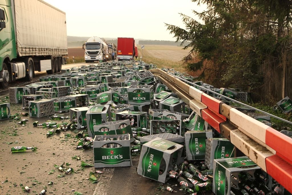 150 volle Bierkästen haben sich auf der B 4 verteilt.