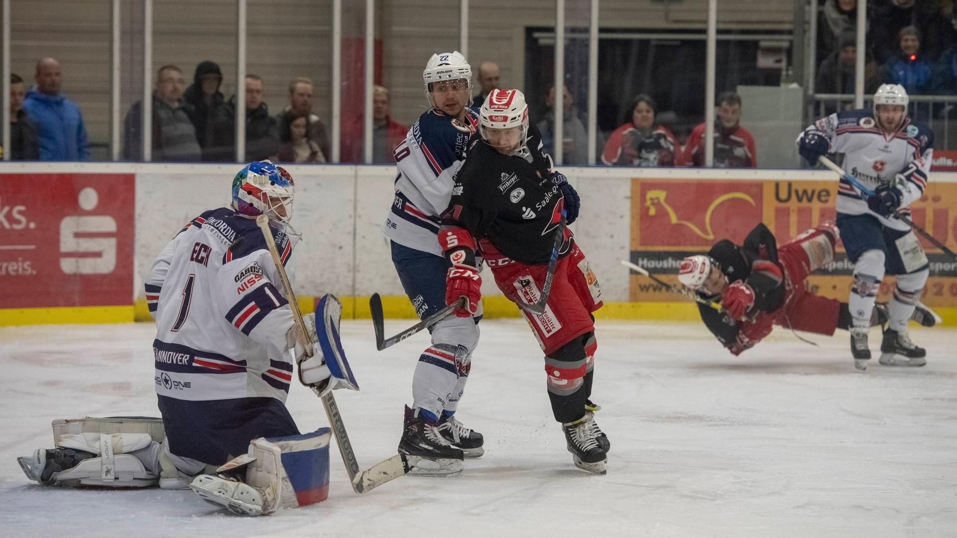 Victor Knaub, hier noch im Trikot der Indians, im Duell mit Halles Tyler Mosienko.