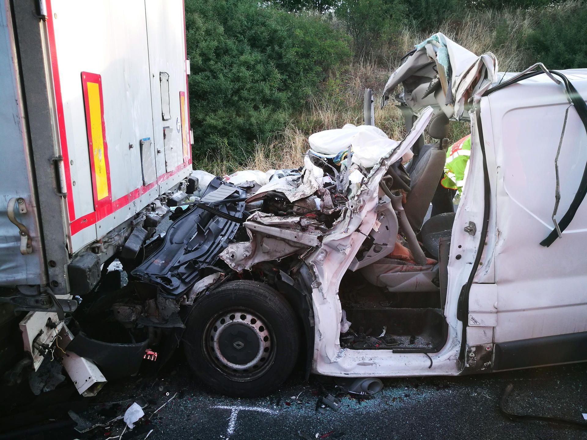 Ein völlig zerstörter Kleintransporter, in dem zwei Menschen starben, steht nach einem schweren Unfall auf der A2.