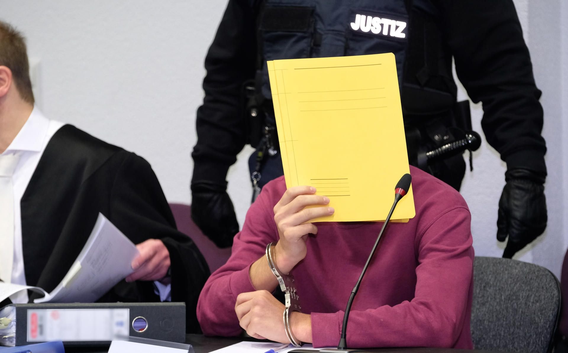 Der 18-jährige Angeklagte steht im Dessauer Landgericht an der Anklagebank.