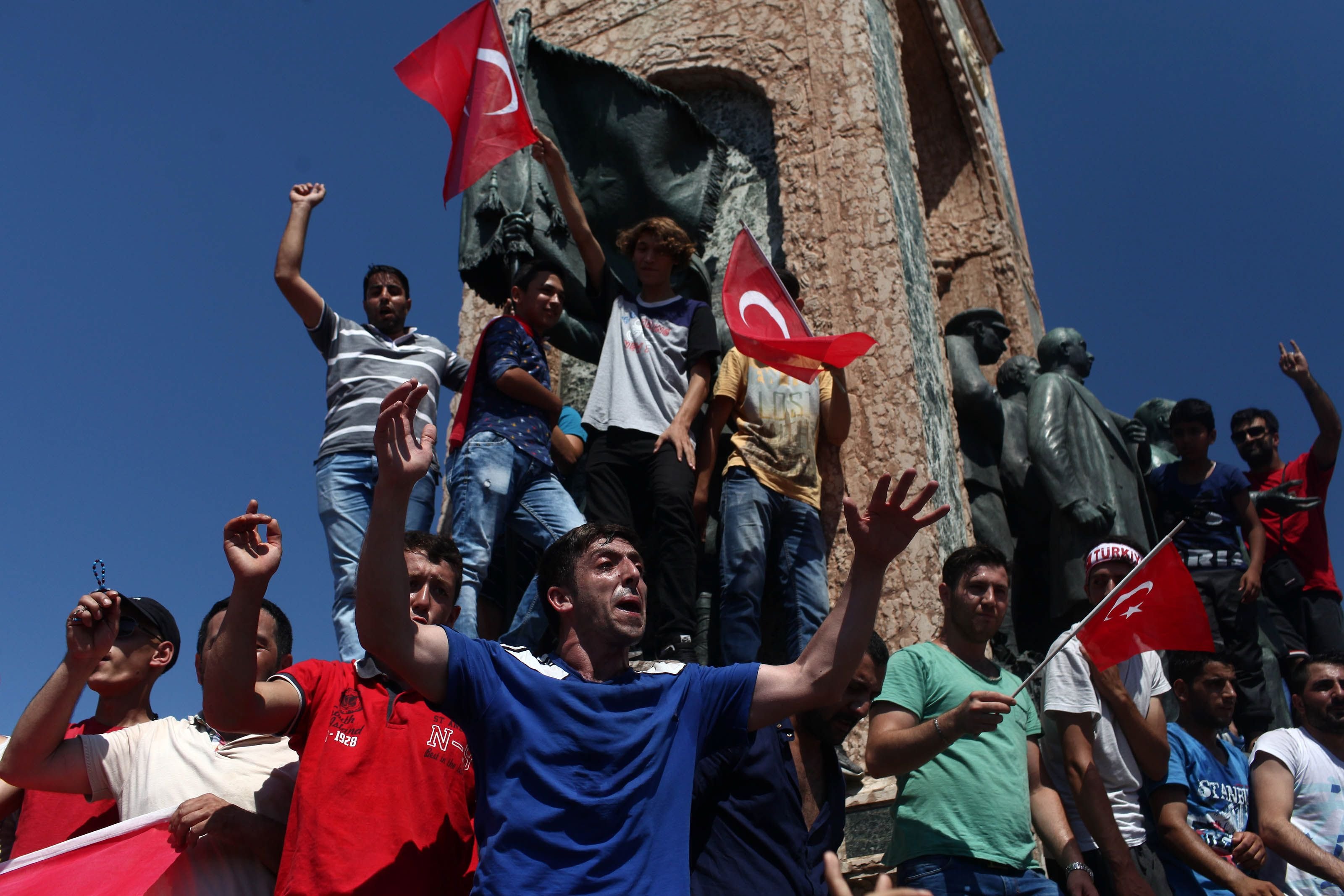 Erdogan-Anhänger vor dem Republik-Denkmal auf dem Taksim-Platz.