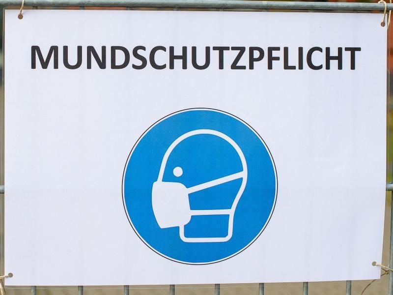 Ein Schild weist auf das verpflichtende Tragen einer Maske hin. Foto: Klaus-Dietmar Gabbert/dpa-Zentralbild/ZB/Symbolbild
