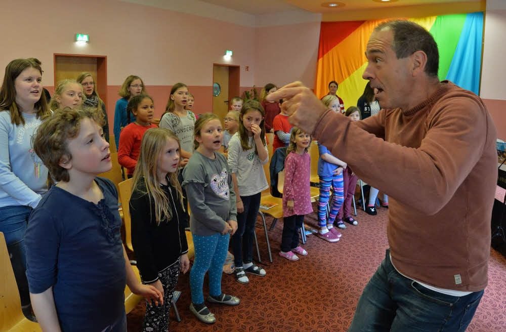 Mit Geduld und Geschick bereitet Leiter Jürgen Groth die Kinder und Jugendlichen auf die Musical-Aufführung vor.