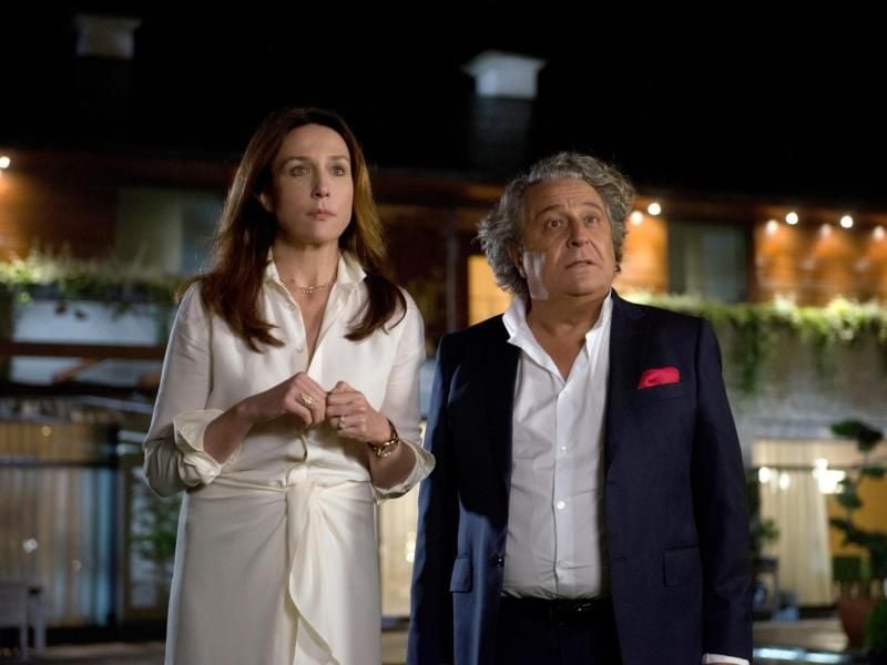 Der wohlhabende Autor Jean-Etienne Fougerole (Christian Clavier, r) und seine Frau, die Künstlerin Daphne (Elsa Zylberstein), staunen nicht schlecht, als eine Roma-Familie vor ihrer Tür steht. Foto: Nicolas Schul/Universum Film