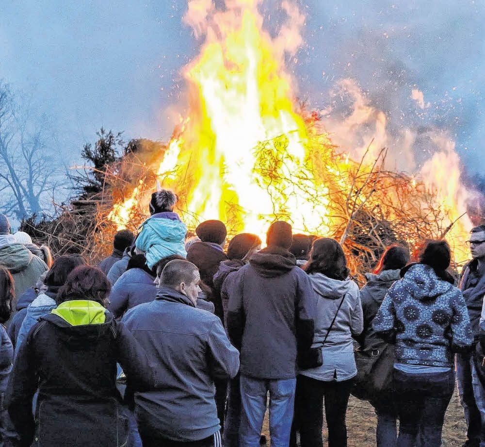 Das erste Osterfeuer in Sangerhausen nach sieben Jahren Pause lockte im vergangenen Jahr viele Gäste an.