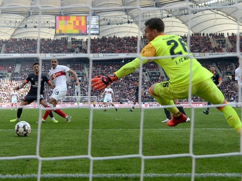Ozan Kabak (M) vom VfB Stuttgart schießt das Tor zum 1:1 gegen Nürnbergs Torwart Christian Mathenia. Foto: Marijan Murat/dpa