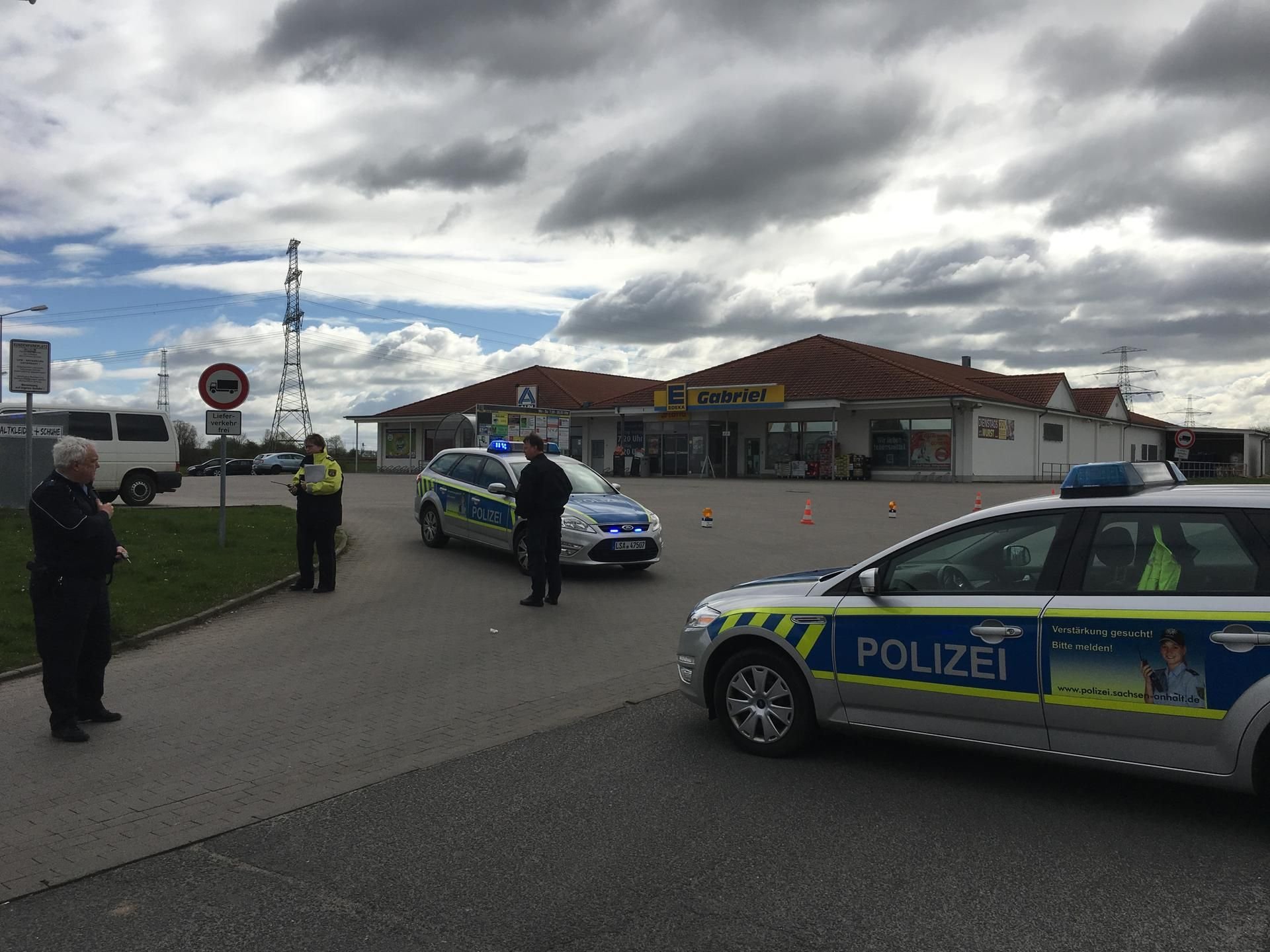 Auf dem Parkplatz des Supermarkts in Klostermansfeld ist eine herrenlose Kiste gefunden worden. Die Polizei hat das Gelände abgesperrt.
