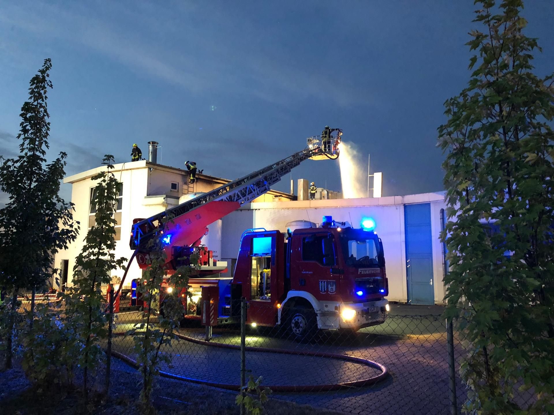 Nach Angaben der Polizei wurde das Feuer in der Räucherei des Betriebs kurz nach 4 Uhr morgens gemeldet.