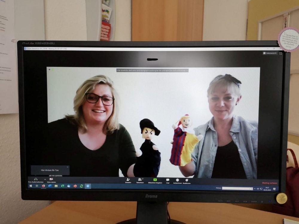 Die Erzieherinnen Maria Wild und Jenny Sandler von der Wittenberger Kindertagesstätte „Spielkiste“ machen im Live-Stream einen Morgenkreis mit ihren Kita-Kindern.