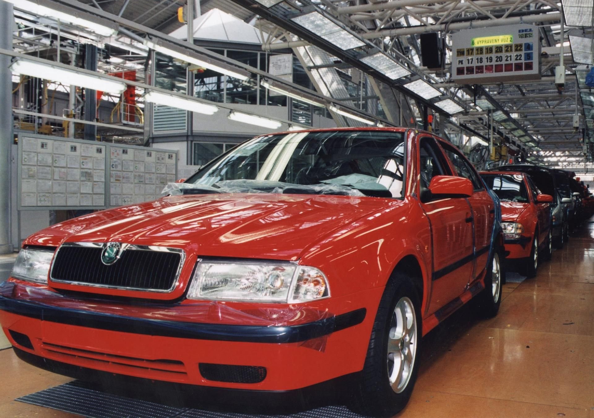 Oktavia-Limousinen stehen in der Montagehalle des Skoda-Werkes Mlada Boleslav bei Prag am 30.11.1996.