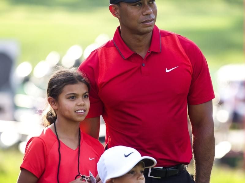 Tiger Woods und seine Kinder Sam (l) und Charlie verfolgen 2016 die letzte Runde des Quicken Loans National im Congressional Country Club. Foto: Jim Lo Scalzo/EPA/dpa