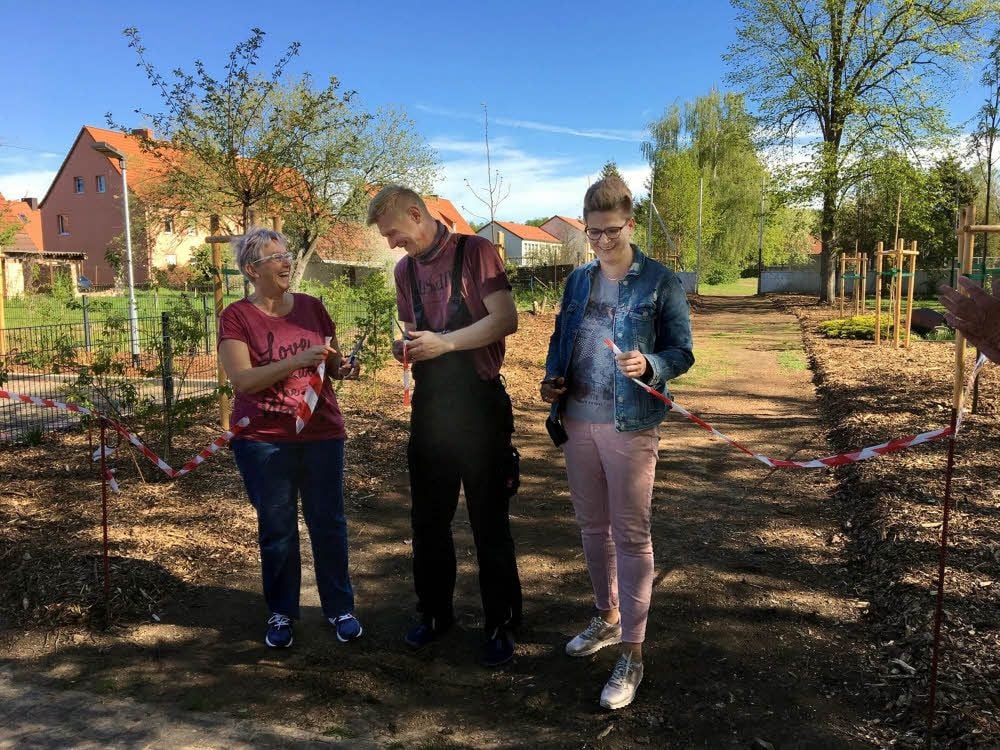 Andrea Hammermann, Andreas Hampe und Sabine Stelzer (v.l.n.r.), die Anteil am Bau des Rundweges hatten, durchschneiden das Band.