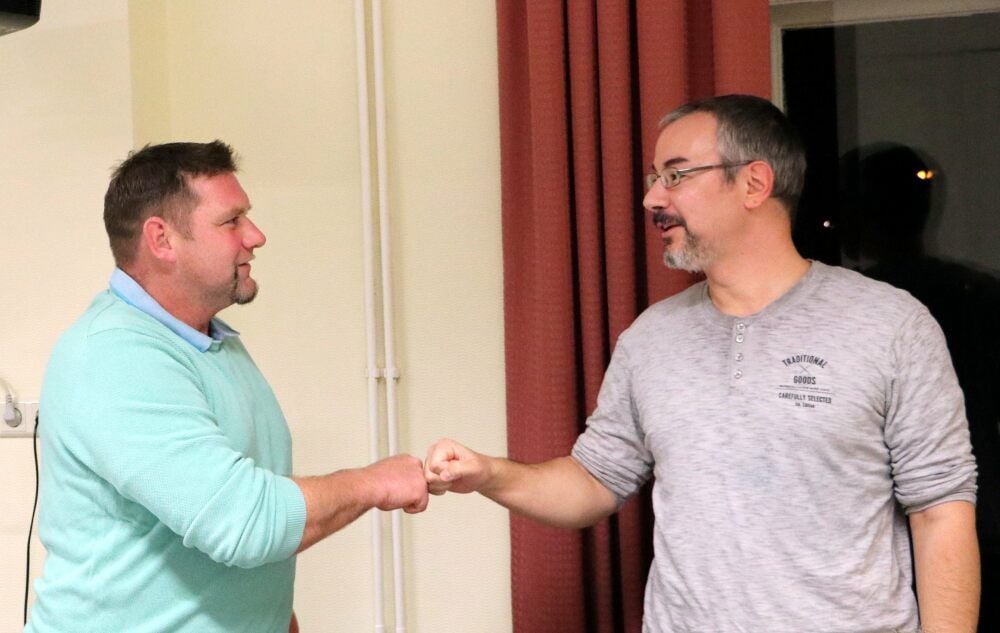 Annaburgs Ortsbürgermeister Stefan Schmidt (rechts) gratuliert seinem Stellvertreter Peter Kerz zur Wahl.