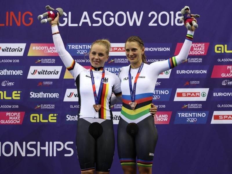Miriam Welte (r) und Emma Hinze feiern ihre Bronzemedaille. Foto: John Walton/PA Wire