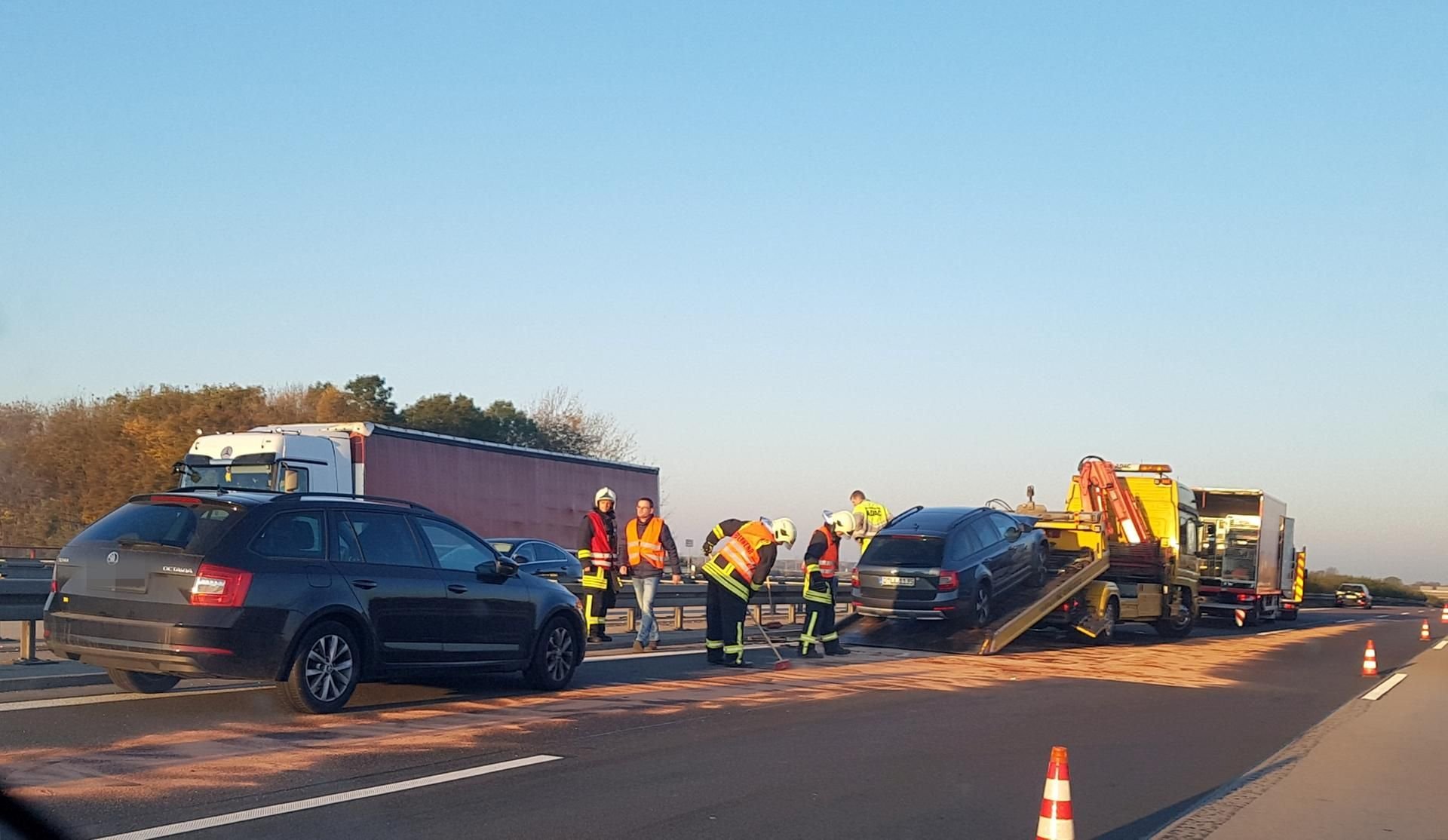 Einsatzkräfte der Feuerwehr bei der Beräumung der Unfallstelle auf der A14 bei Schkeuditz.
