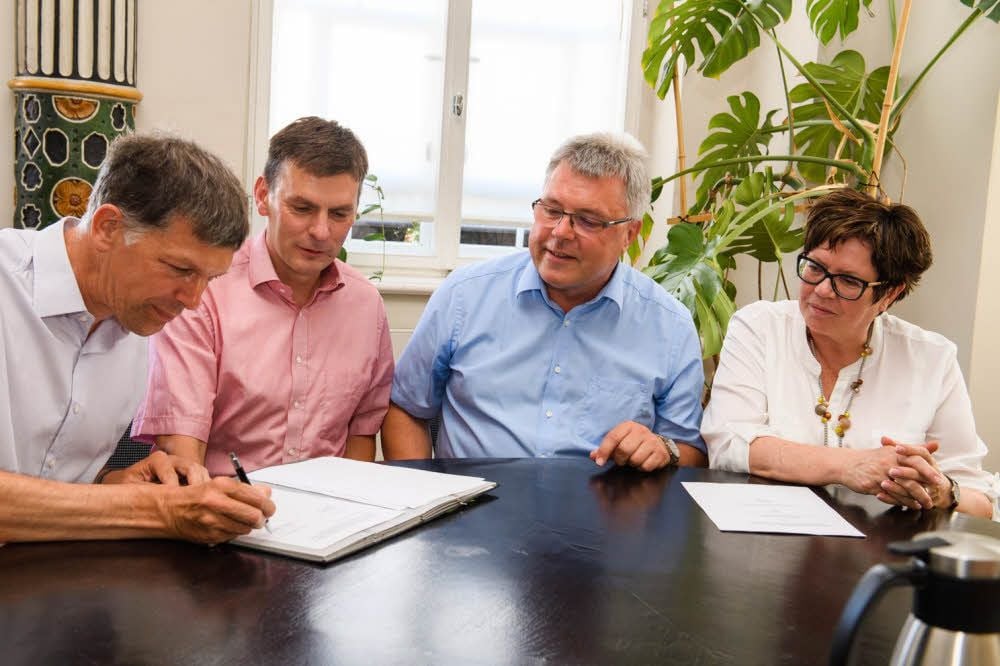 Oberbürgermeister Bernward Küper (2.v.r.) sowie die beiden Ille-Chefs Andreas Plehn und Andreas Messerli (l.) unterzeichnen den Vertrag.